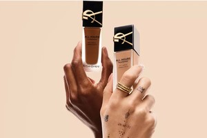 yves-saint-laurent-all-hours-luminous-matte-foundation-24h-wear-spf-30-